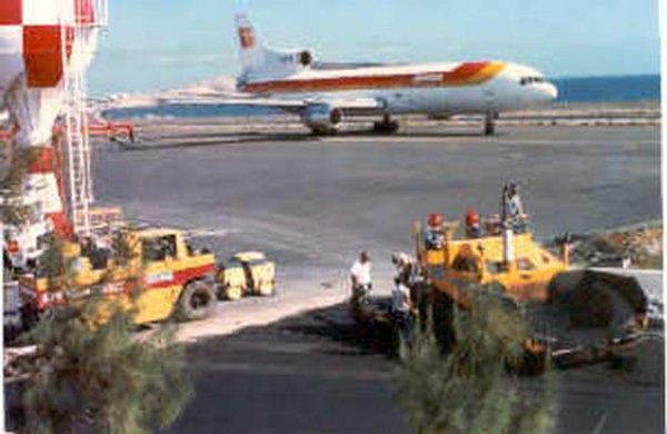 Extendido de aglomerado asfáltico en vía de servicio en el aeropuerto