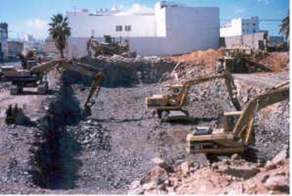 Excavación a cielo abierto en tereno rocoso