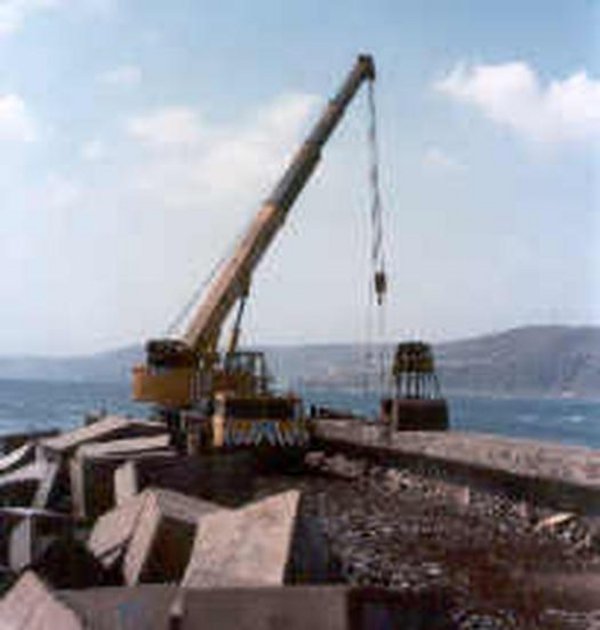 Colocación de bloques cúbicos de muelle en protección de dique